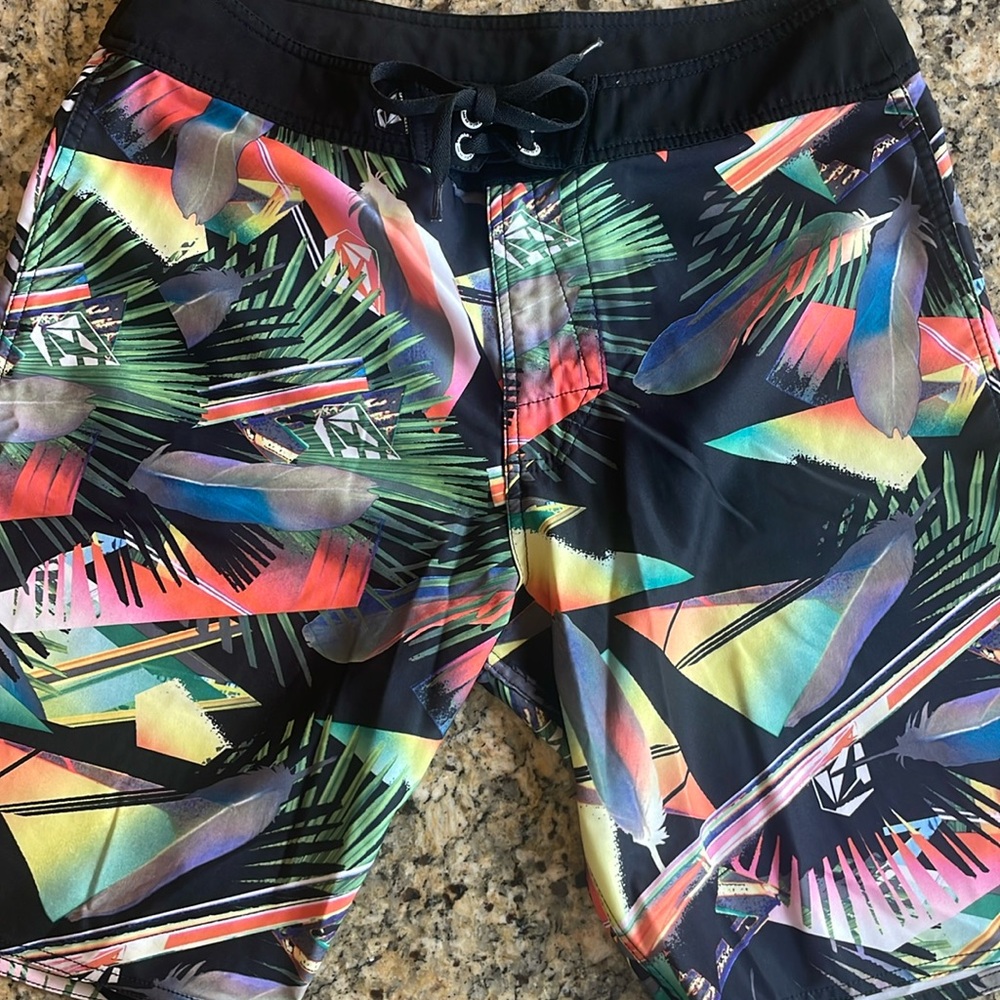 Volcom “feather” graphic print board shorts Men’s size 34 9” inseam